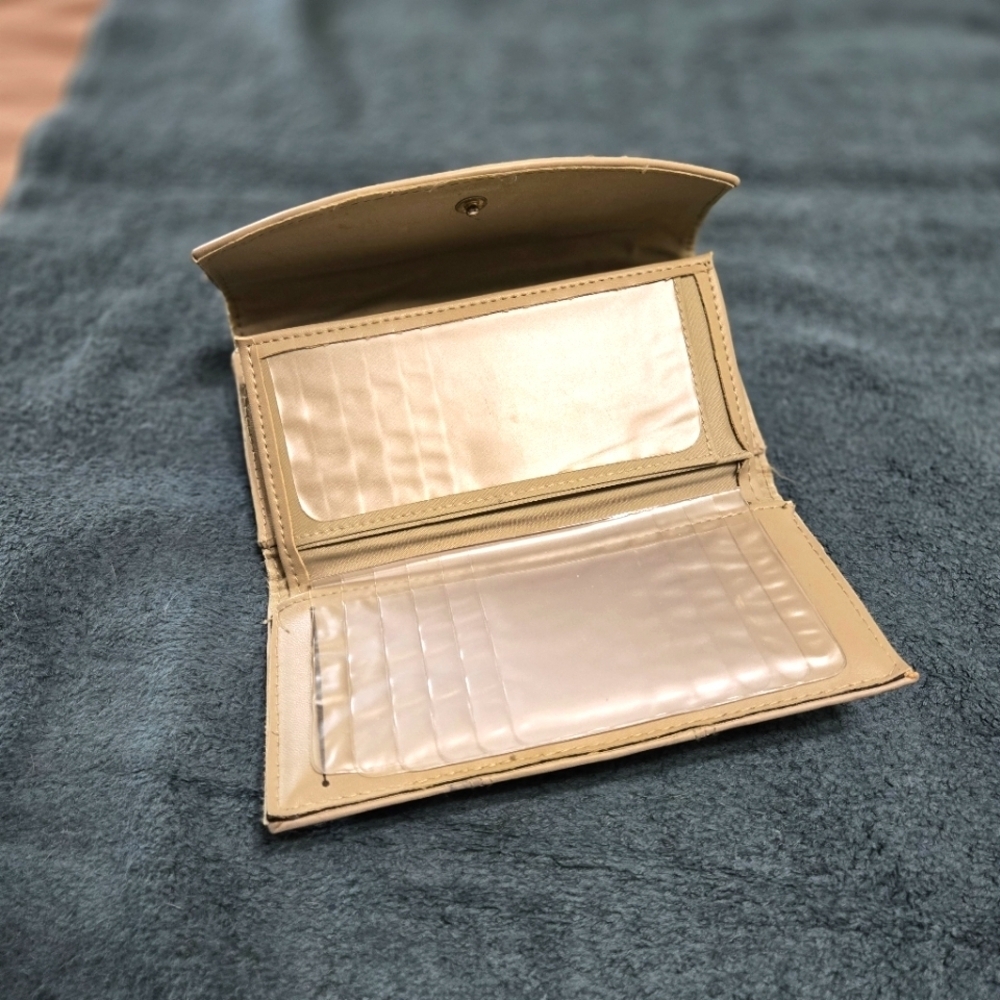 Genuine Leather Wallet Light Tan Color Gently Used with Kisslock Coin Purse - Picture 5 of 7